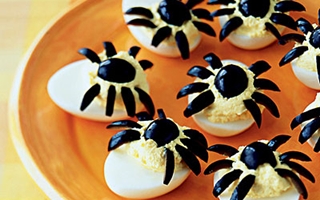 Блюда на Хэллоуин: Фаршированные яйца «Паучки»