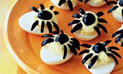Брюда на Хэллоуин- Фаршированные яйца Паучки