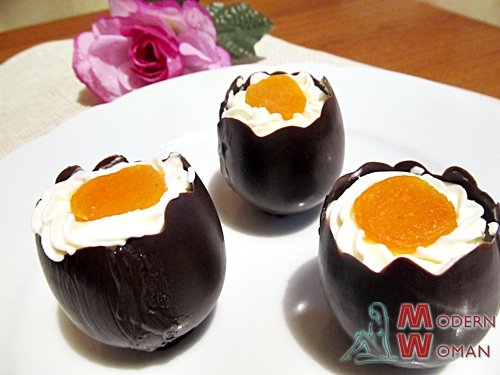 Шоколадные яйца с курагой