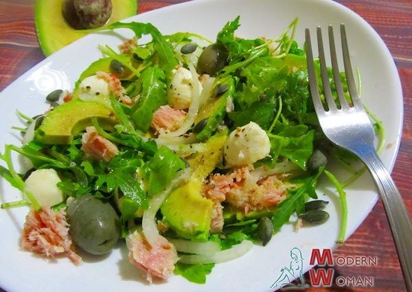Простой салат с авокадо и тунцом