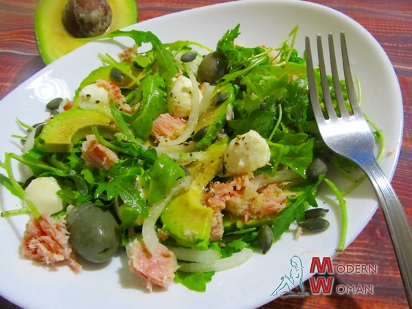Простой салат с авокадо и тунцом